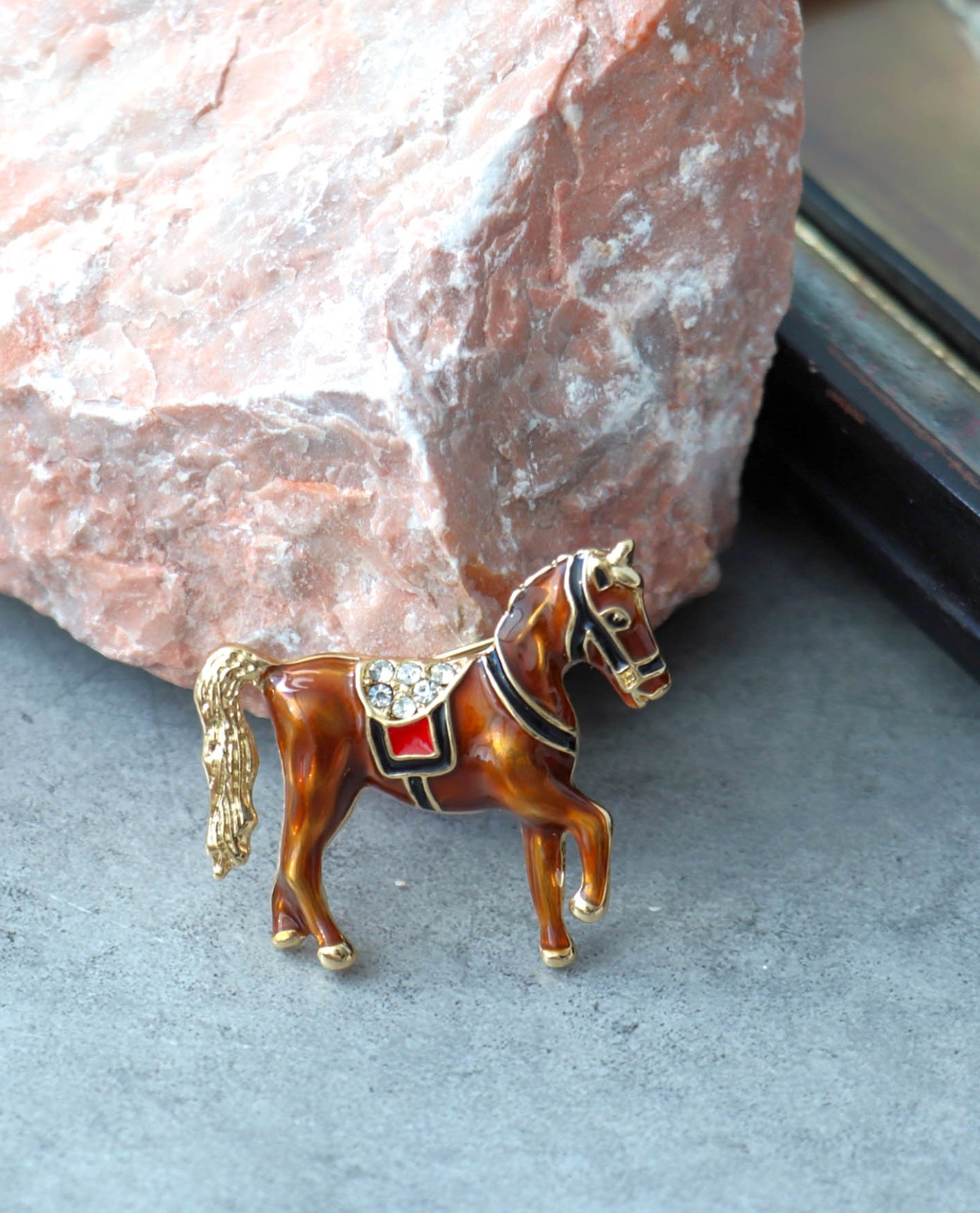 あい】pumpkin赤、馬の蹄ブローチ あい】pumpkin赤、馬の蹄ブローチ