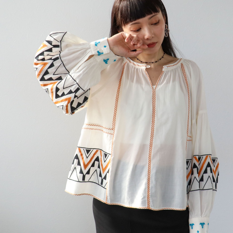 ☁️コットンレーヨン刺繍ブラウス☁️