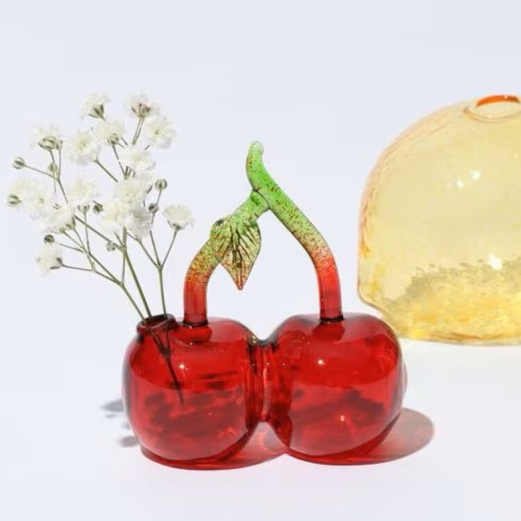 まるで本物の果物のようなユニークなガラスの一輪挿し🍒